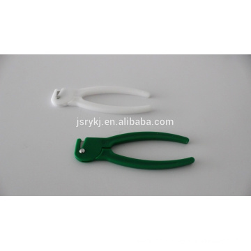 Disposable umbilical cord clamp with cutter